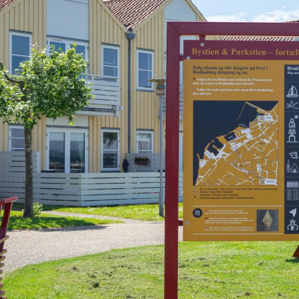 Skilt som viser by- og parkstiens forløb gennem Rudkøbing