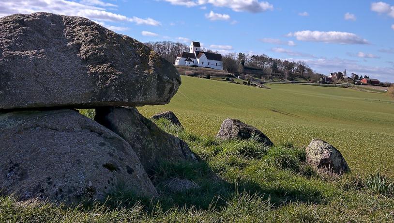 Langdyssen ved Humble med Humble Kirke i baggrunden