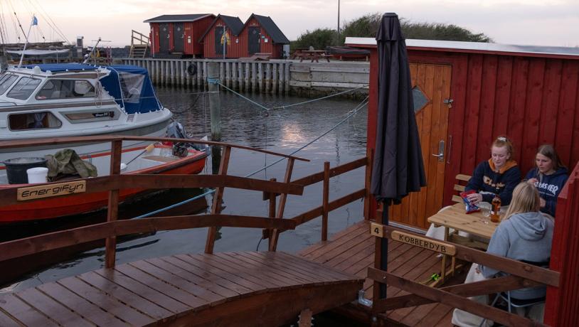 Aftenhygge på havnen i Lohals