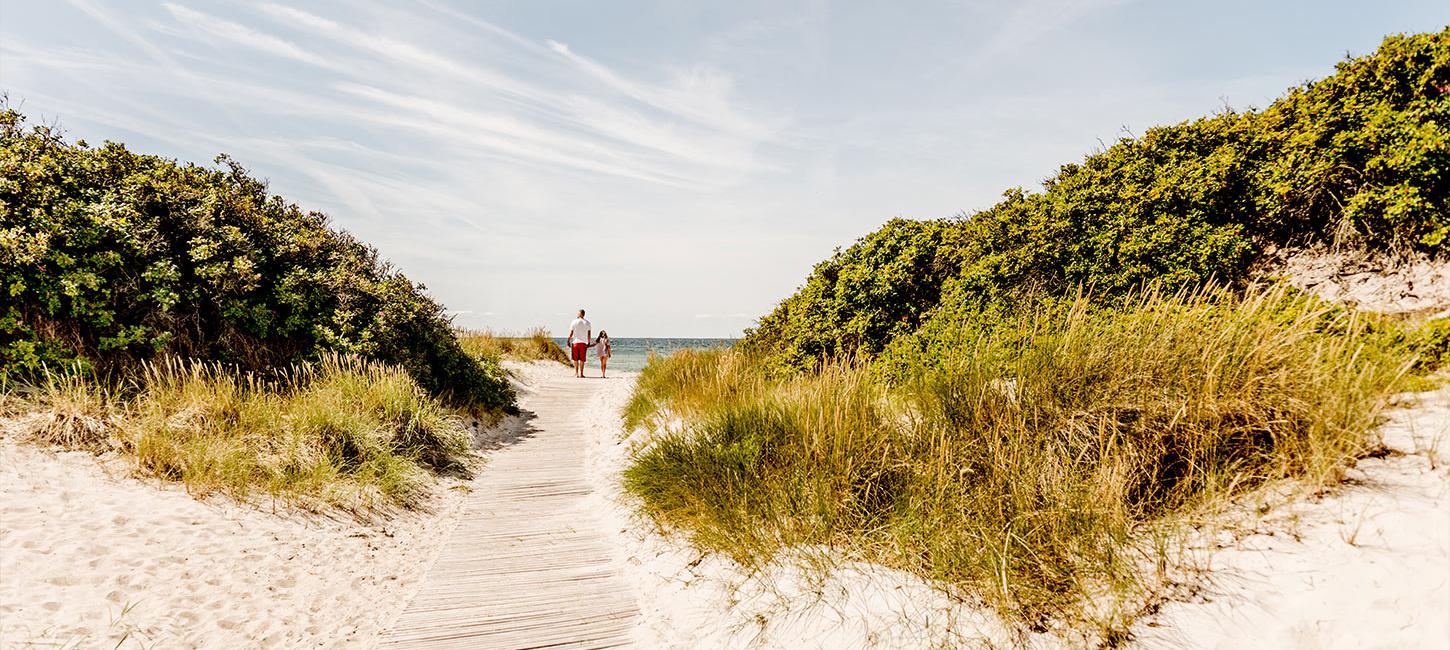 Familie på vej til stranden