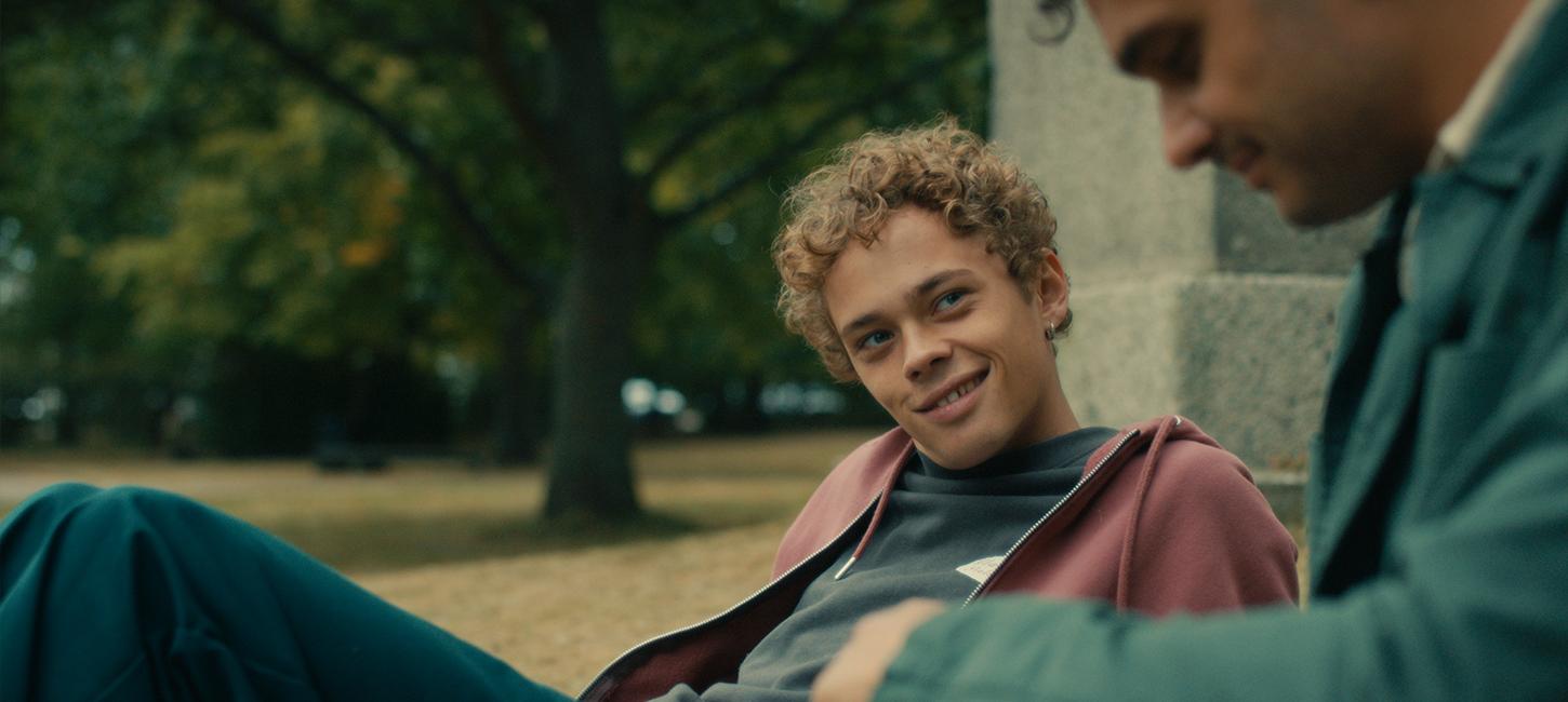 Noa Risbro Hjerrild smiler til Alexander Mayah Larsen i en Ørstedparken i Rudkøbing