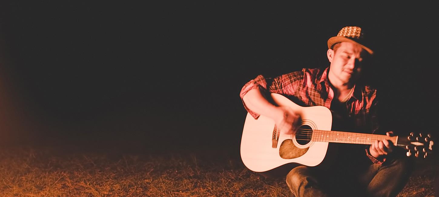Guitar foran bålet