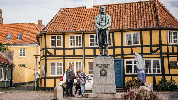 Børnefamilie for H.C.Ørsted statuen på Gåsetorvet i Rudkøbing