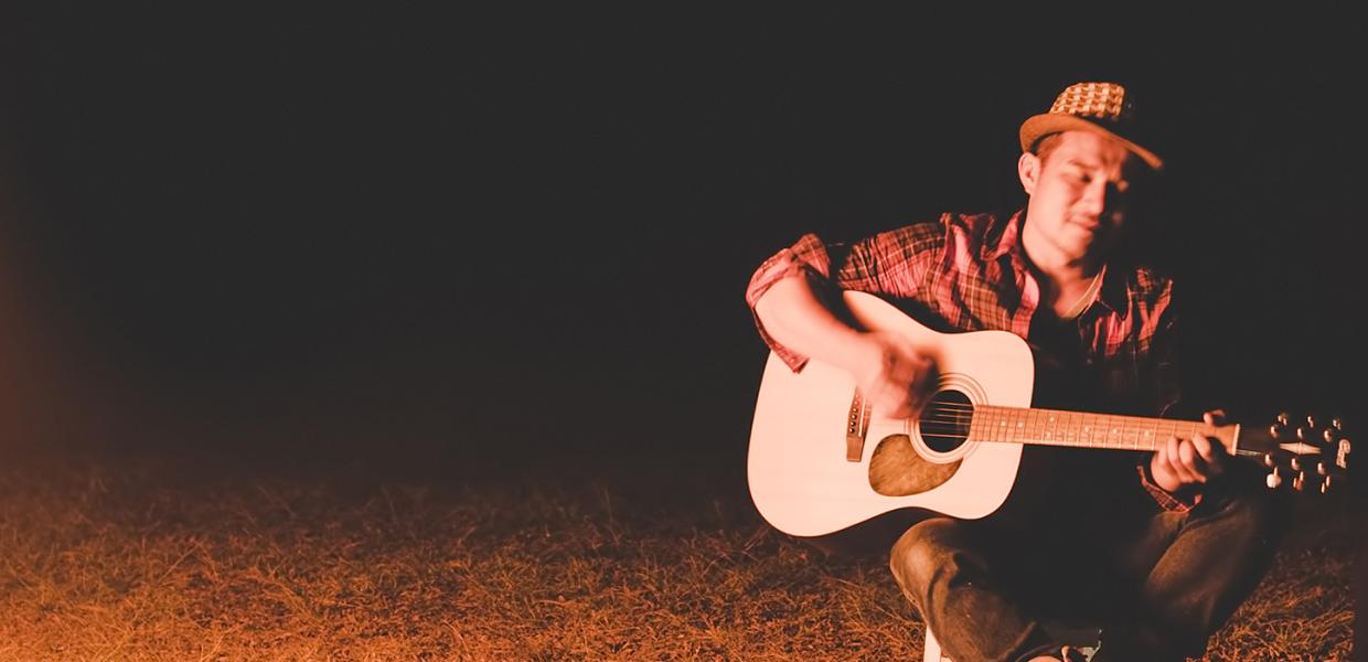 Guitar foran bålet