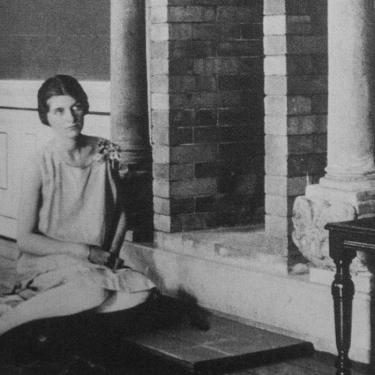 Ellen Fuglede (1902-1979), fotograferet i 1920´erne foran kaminen i spisesalen