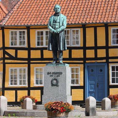 Gåsetorvet i Rudkøbing med statue af H. C. Ørsted