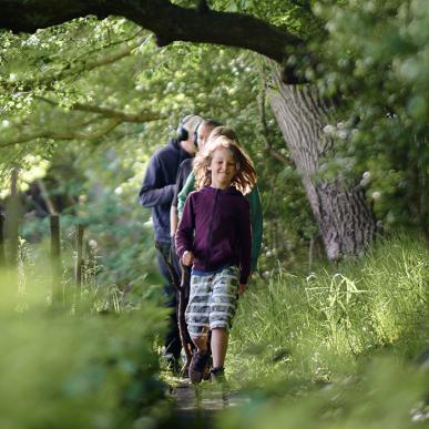 Familie på vandretur ved skovsgaard