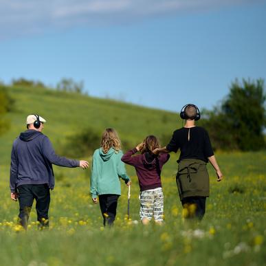 Familie på audiowalk ved Skovsgaard
