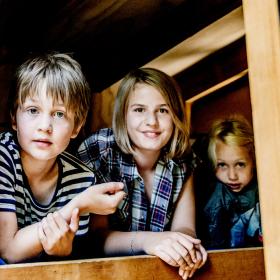 Børn der kigger ud af shelter på Langeland