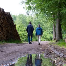 Par på vandretur gennem Stengade Skov