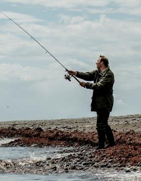 Lystfisker kaster snøren ud på Langelands kyst