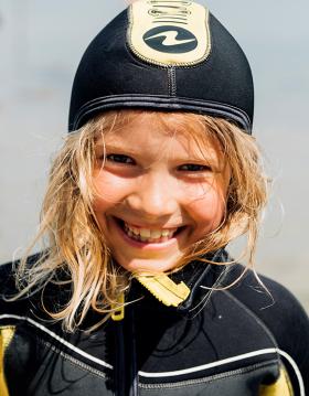Barn med dykkerudstyr
