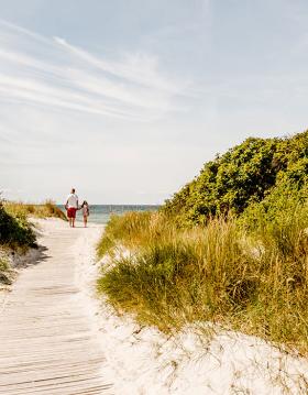 Familie på vej til stranden