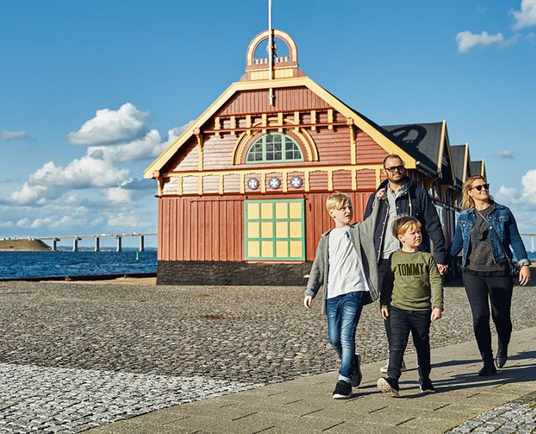 Familie på byvandring ved Rudkøbing havn