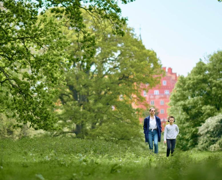 En mor og datter går i Tickon parken og lytter til usynlig teater