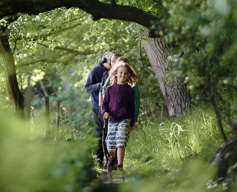 Familie på vandretur ved skovsgaard