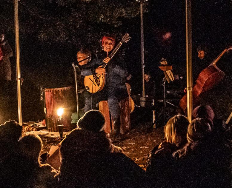 Musik og vandring i Stengade Skov til Lys i Mørket 2021