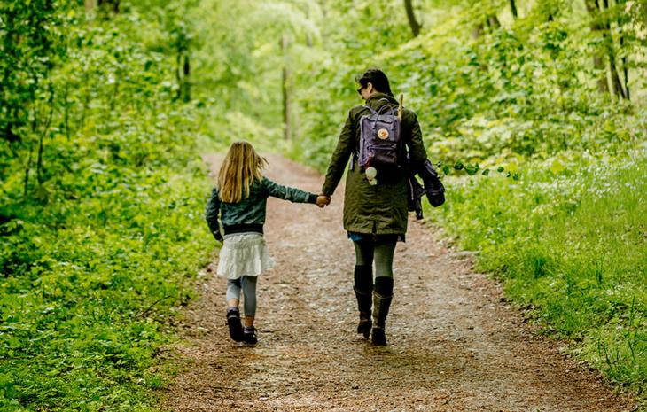 Mor og datter går tur i skoven